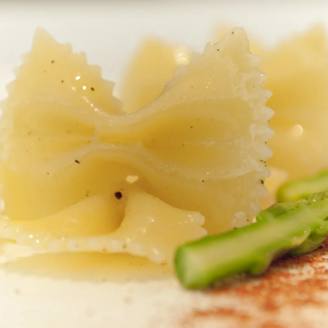 Ricetta Farfalle La Molisana agli asparagi con grattata di caciocavallo