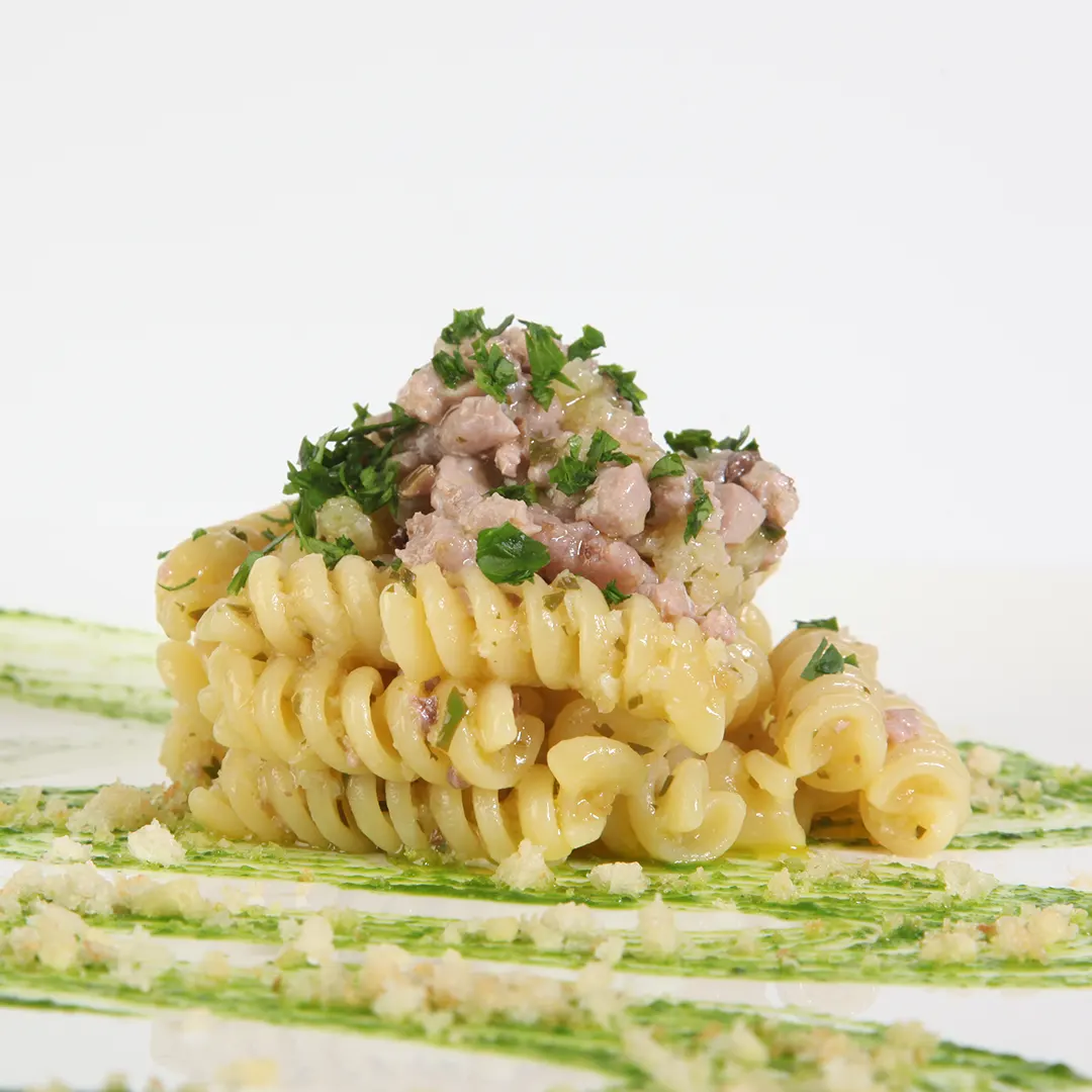 Ricetta Fusilli con tonno, cipolla, olive e mollica di pane