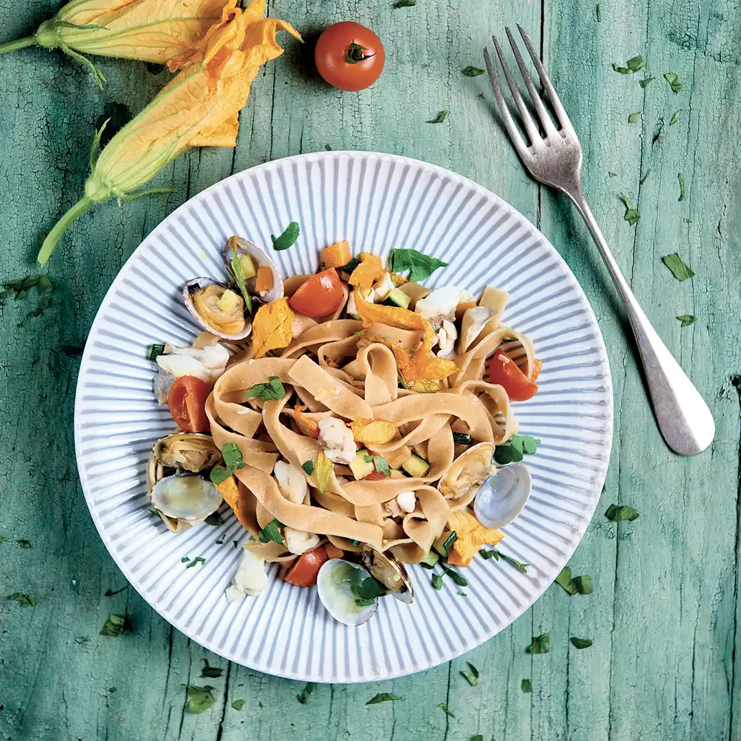 Ricetta Fettuccine con vongole, branzino, verdure e zenzero - La Molisana