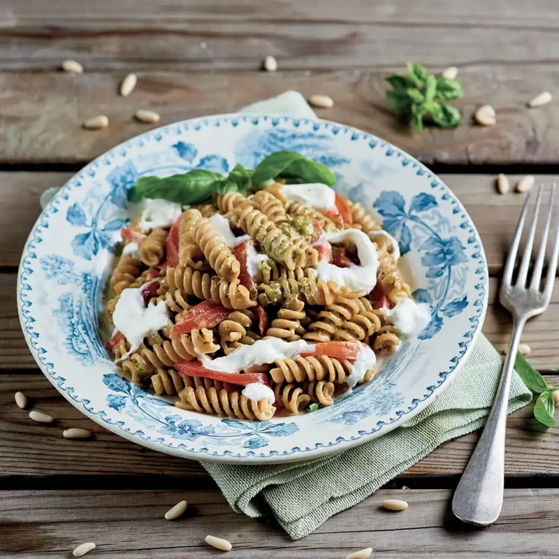 Ricetta Fusilli integrali al pesto con filetti di pomodoro fresco e stracciatella - La Molisana