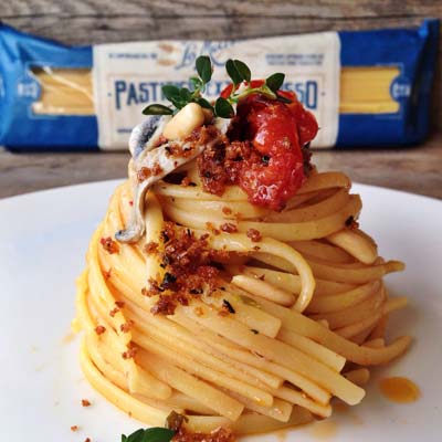 Ricetta Linguine con alici marinate, pomodori arrosto, pinoli e briciole di pane - La Molisana