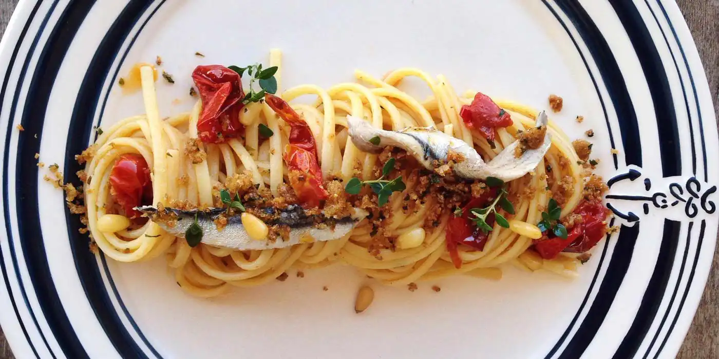 Ricetta Linguine con alici marinate, pomodori arrosto, pinoli e briciole di pane - La Molisana