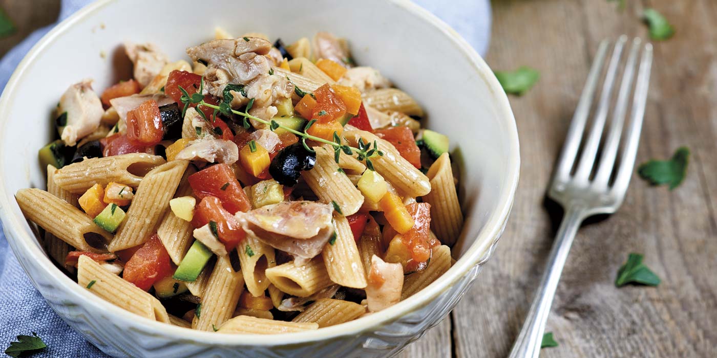 Ricetta Mezze penne rigate integrali con ragù di coniglio, olive nere e rosmarino - La Molisana