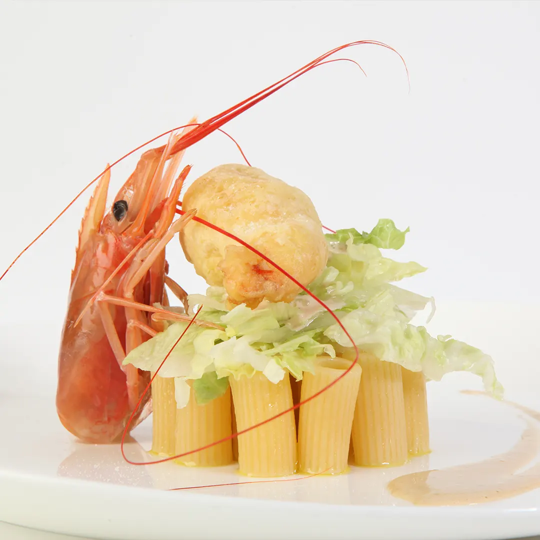 Ricetta Rigatoni in insalata con iceberg, maionese all'ostrica e gamberoni in tempura - La Molisana