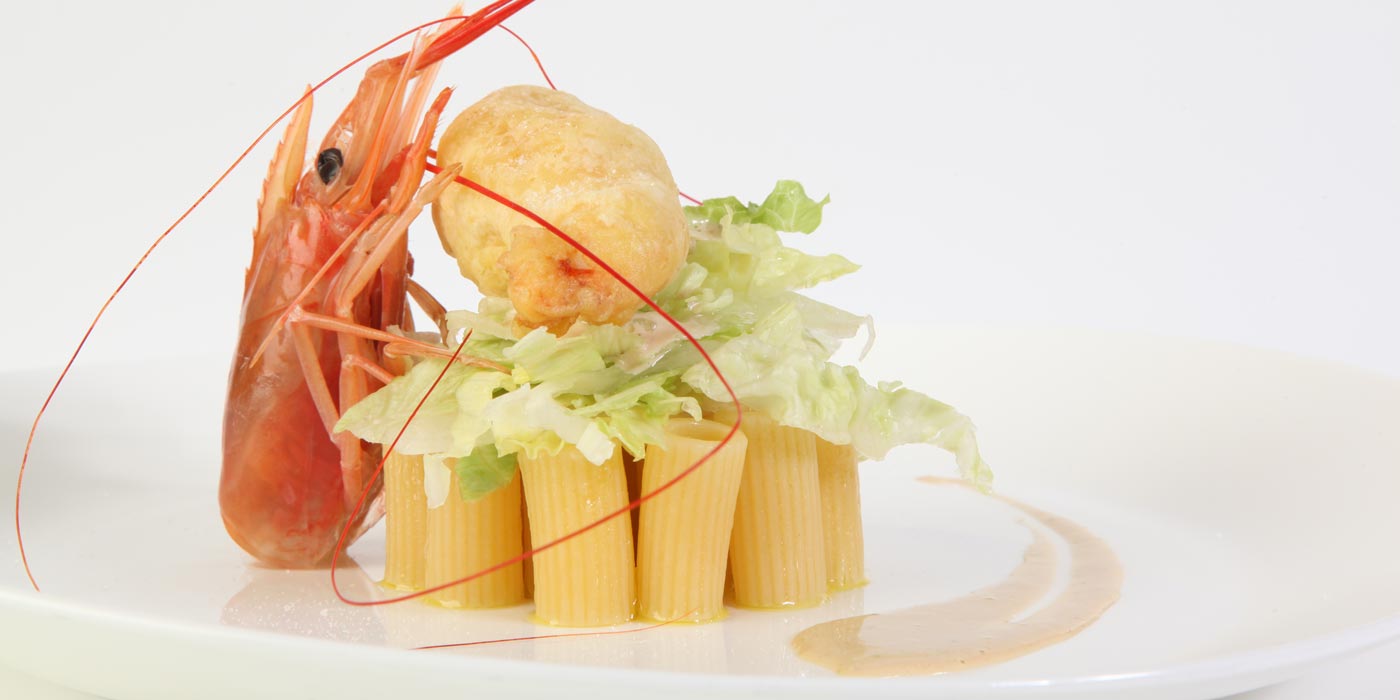 Ricetta Rigatoni in insalata con iceberg, maionese all'ostrica e gamberoni in tempura - La Molisana