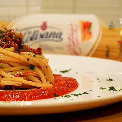 Ricetta Spaghetto Quadrato con ragù di totani, pomodori secchi e teste di calamaretti - La Molisana