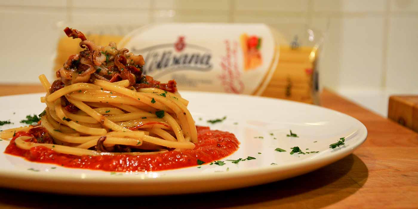Ricetta Spaghetto Quadrato con ragù di totani, pomodori secchi e teste di calamaretti - La Molisana