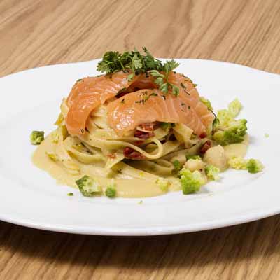 Ricetta Tagliatelle con aglio olio e peperoncino e carpaccio di salmone - La Molisana