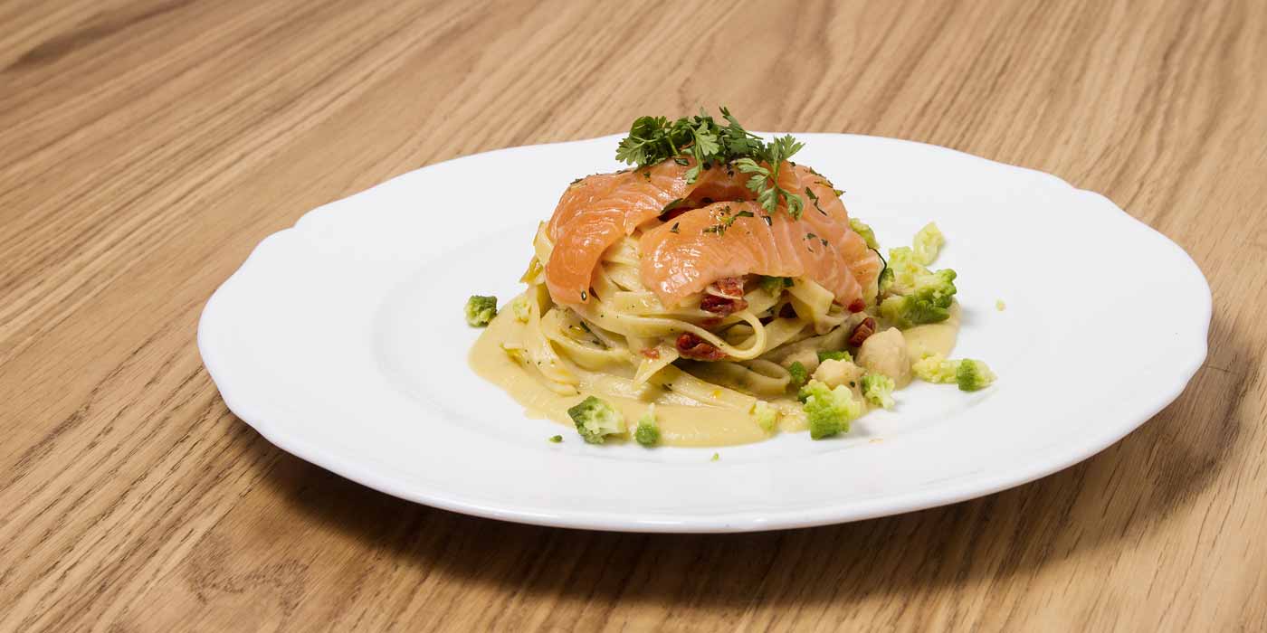 Ricetta Tagliatelle con aglio olio e peperoncino e carpaccio di salmone - La Molisana