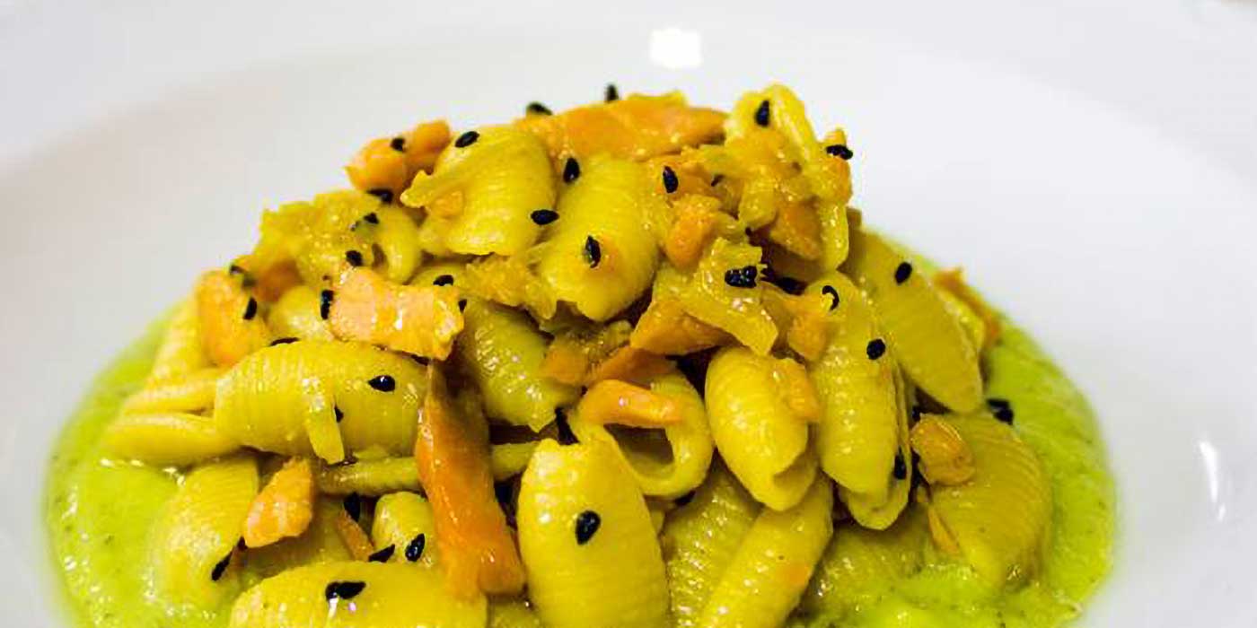 Ricetta Gnocchetti sardi con salmone, porro su vellutata di verza e sesamo nero - La Molisana