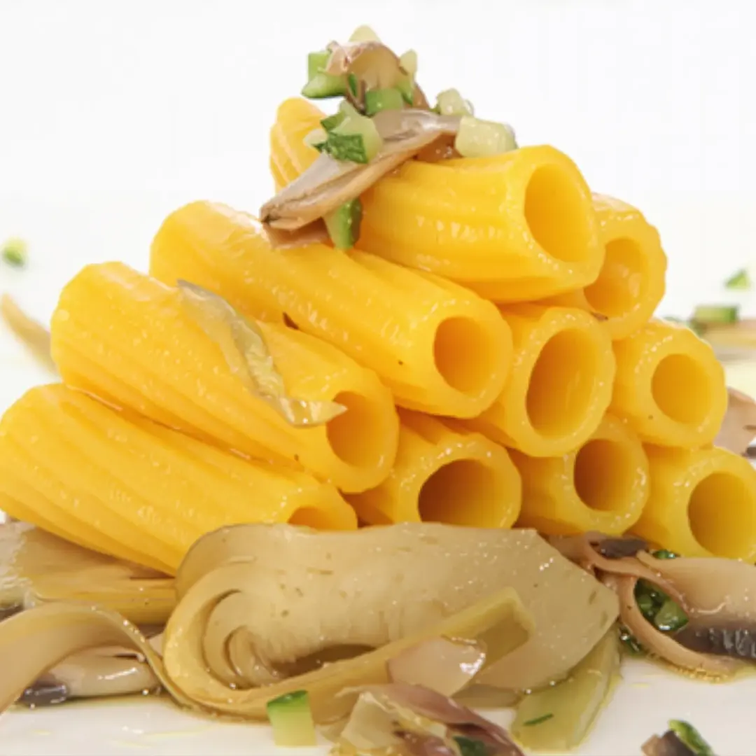Ricetta Maccheroni al curcuma con brunoise di zucchine, julienne di carciofi e funghi croccanti - La Molisana