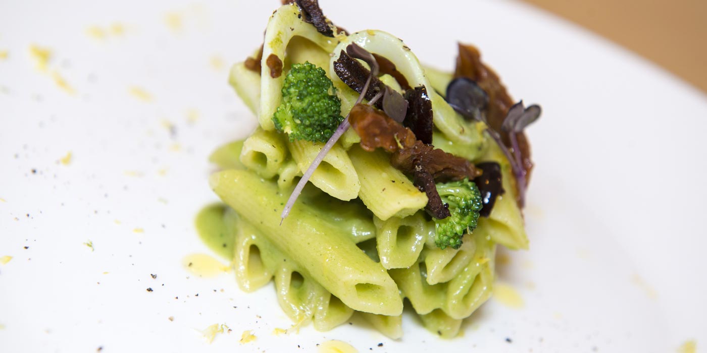 Ricetta Penne Quadrate con crema di broccoletto siciliano, calamari e pomodori semi secchi profumata al limone e carbone d’olive nere - La Molisana