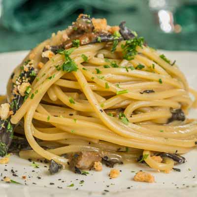 Ricetta Spaghetto Quadrato con funghi neri mantecati al Trentingrana - La Molisana