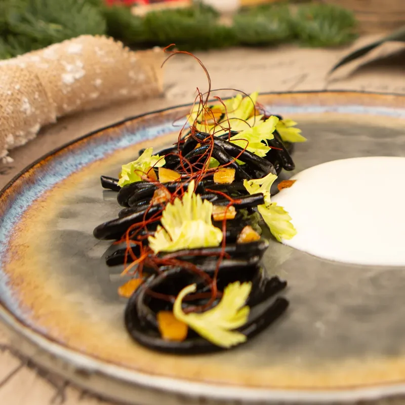 Ricetta Spaghetto quadrato bucato al nero di seppia e arancia candita - La Molisana