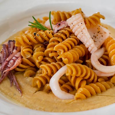 Ricetta Fusilli integrali con calamaretti su crema di ceci - La Molisana