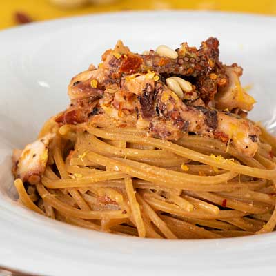 Ricetta Spaghetto quadrato integrale con pesto di pomodori secchi e polpo croccante - La Molisana