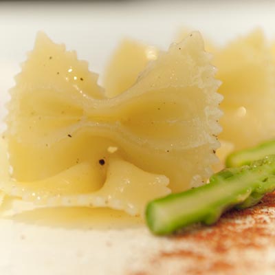 Ricetta Farfalle La Molisana agli asparagi con grattata di caciocavallo