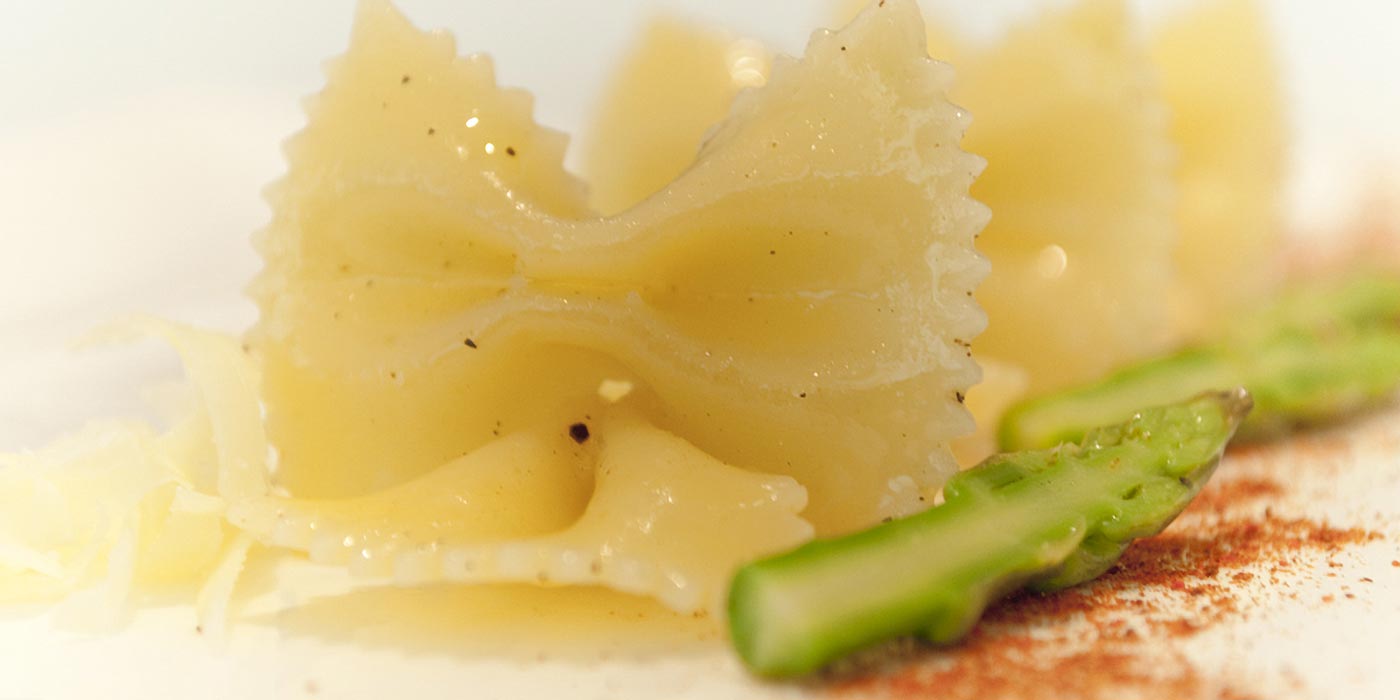 Ricetta Farfalle La Molisana agli asparagi con grattata di caciocavallo