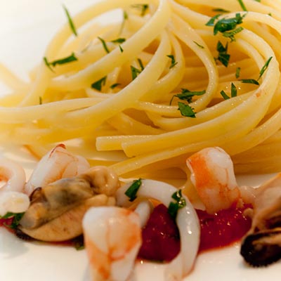 Ricetta Cartoccio di Fettuccine con calamari, cozze e gamberetti