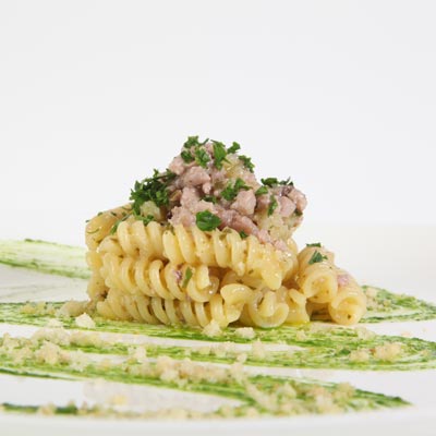 Ricetta Fusilli con tonno, cipolla, olive e mollica di pane