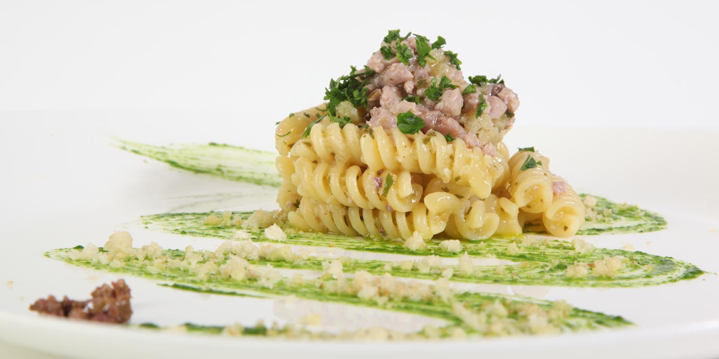 Ricetta Fusilli La Molisana con tonno, cipolla, olive e mollica di pane