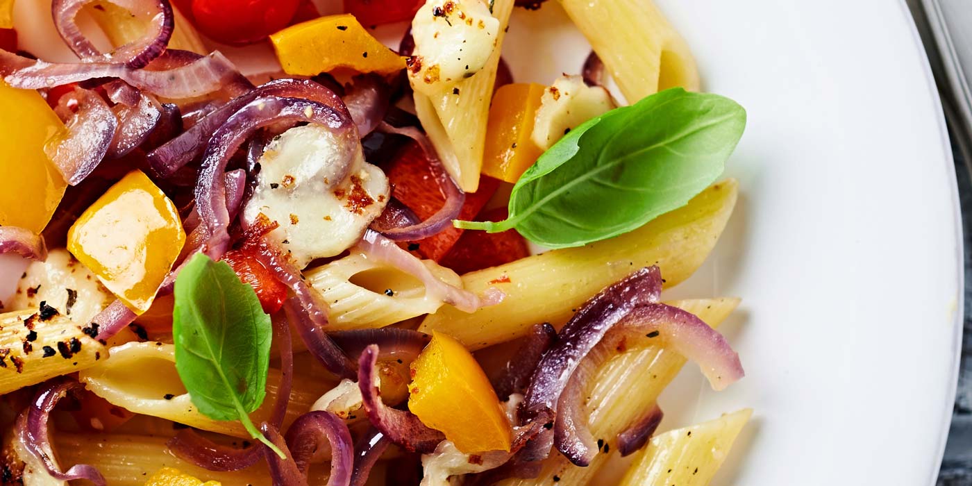 Ricetta Penne rigate La Molisana al forno con peperoni, cipolla rossa e mozzarella di bufala