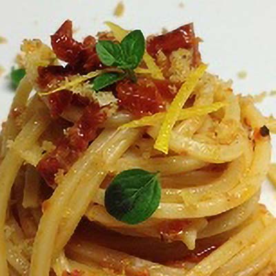 Ricetta Spaghetto Quadrato La Molisana con pomodorini secchi, pane croccante e profumo di limone