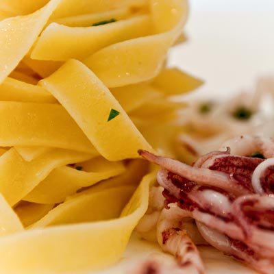 Ricetta Tagliatelle all'uovo ai calamaretti