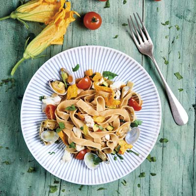 Ricetta Fettuccine con vongole, branzino, verdure e zenzero - La Molisana