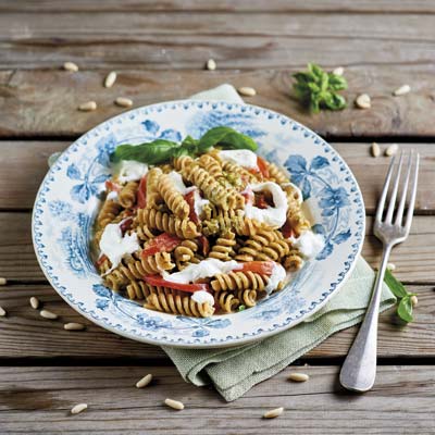 Ricetta Fusilli integrali al pesto con filetti di pomodoro fresco e stracciatella - La Molisana