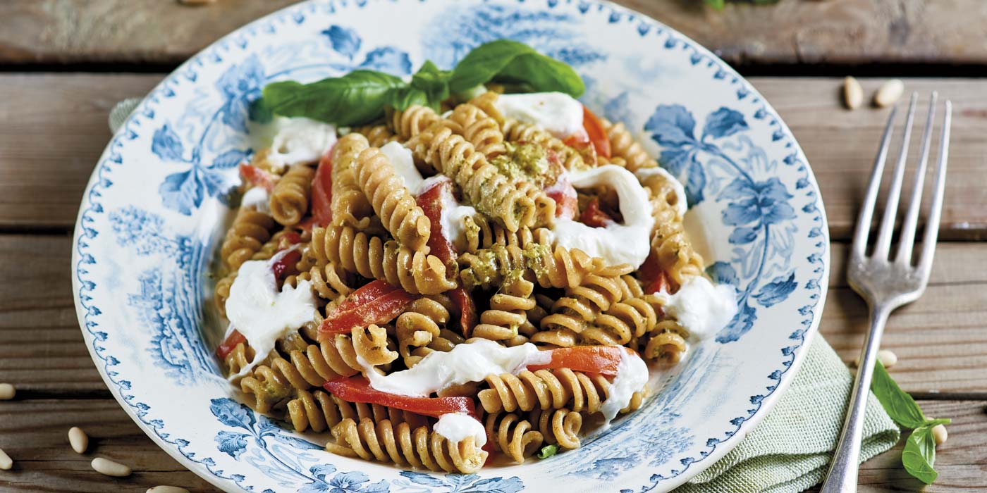 Ricetta Fusilli integrali al pesto con filetti di pomodoro fresco e stracciatella - La Molisana