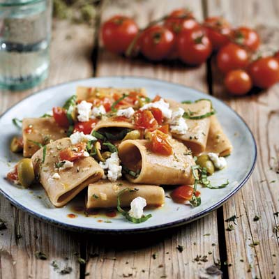 Ricetta Paccheri integrali con pomodorini, ricotta di bufala e olive - La Molisana