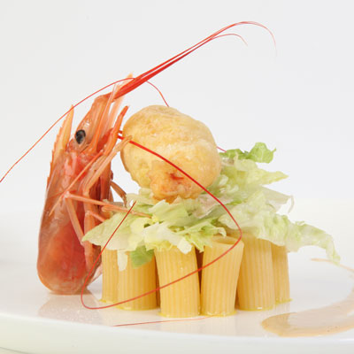 Ricetta Rigatoni in insalata con iceberg, maionese all'ostrica e gamberoni in tempura - La Molisana