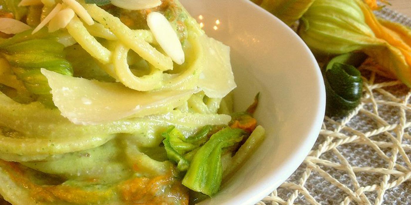 Ricetta Spaghetto Quadrato Hanami, con fiori di zucca, pesto di zucchine, menta e lime - La Molisana