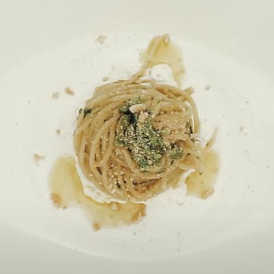 Ricetta Spaghetto Quadrato con aglio, olio, cime di rape su fonduta di burrata e taralli sbriciolati - La Molisana