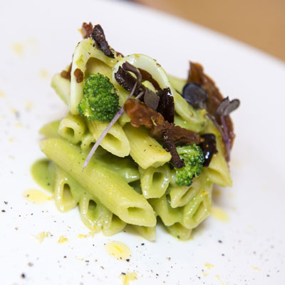 Ricetta Penne Quadrate con crema di broccoletto siciliano, calamari e pomodori semi secchi profumata al limone e carbone d’olive nere - La Molisana