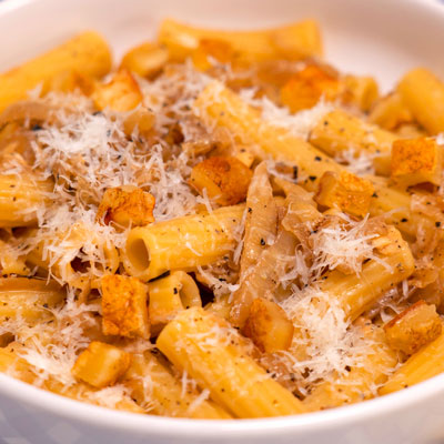 Maccheroni con croste di formaggio e cipolle - La Molisana