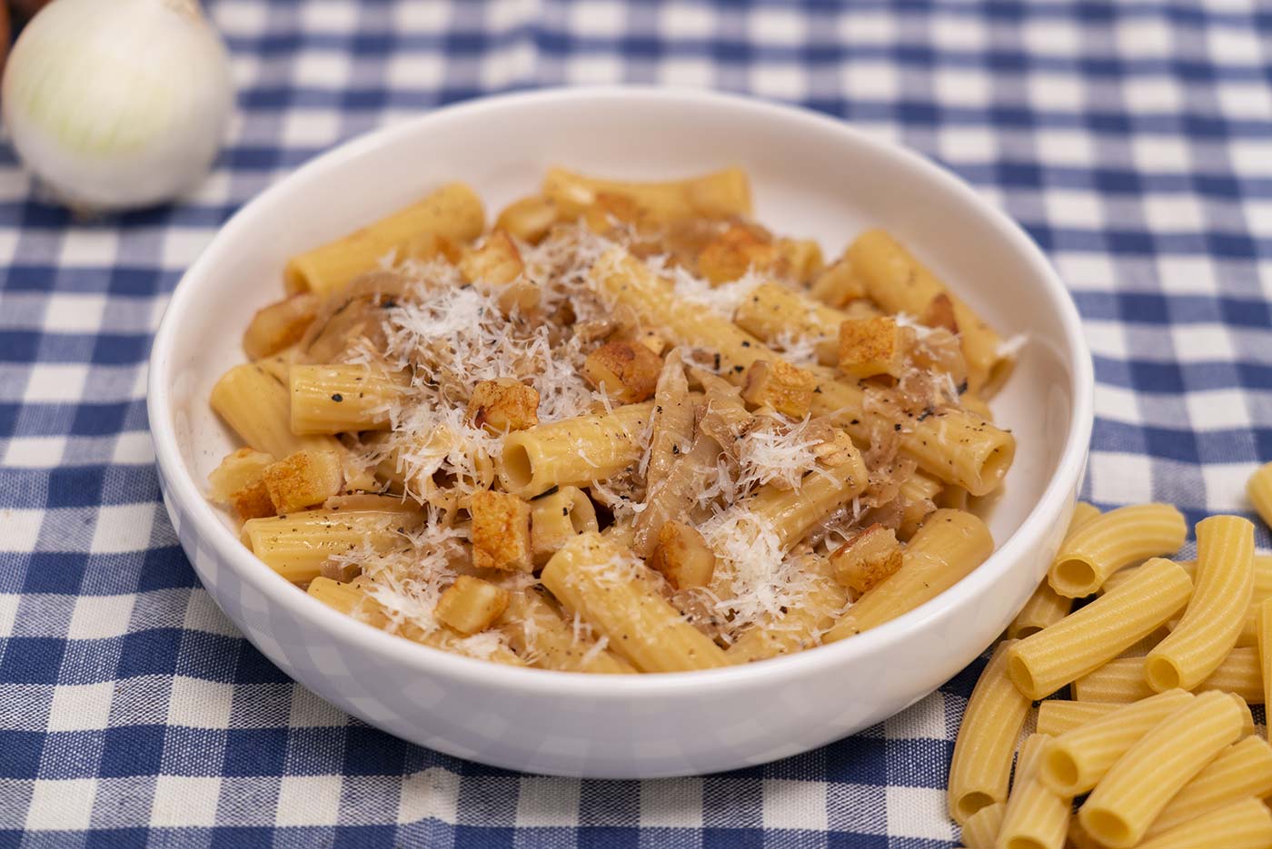 Ricetta Maccheroni con croste di formaggio e cipolle - La Molisana