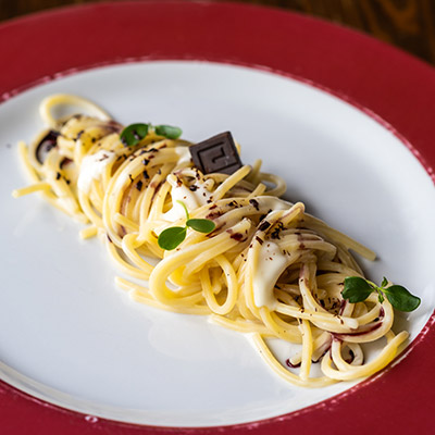 Ricetta Spaghetto quadrato “La Molisana”, fonduta di caciocavallo podolico, gocce di Tintilia e cioccolato - La Molisana