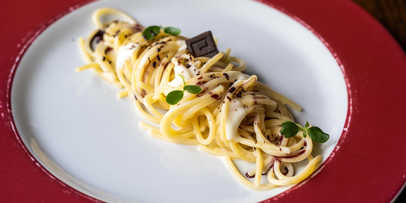 Ricetta Spaghetto quadrato “La Molisana”, fonduta di caciocavallo podolico, gocce di Tintilia e cioccolato - La Molisana