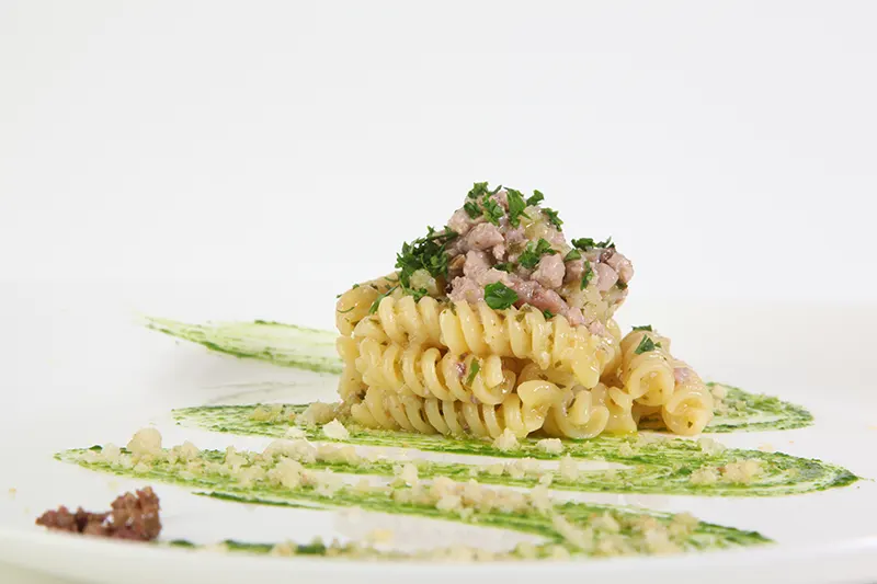 Fusilli con tonno, cipolla, olive e mollica di pane - Ricette La Molisana