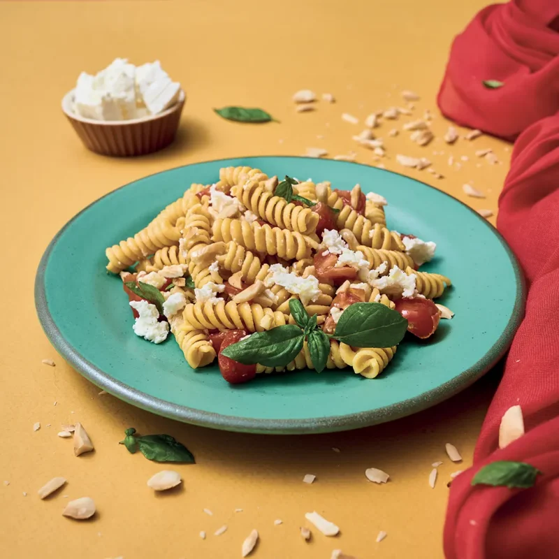 Fusilli con pomodorini, feta e mandorle tostate - Ricette di Pasta con Lupini - Pasta La Molisana