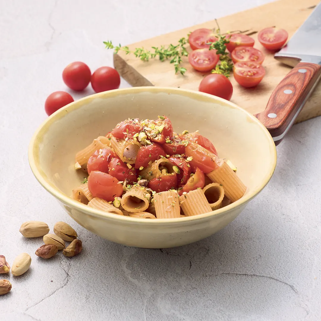Ricetta Mezzi Rigatoni Integrali con pomodorini saltati, pistacchio e timo - La Molisana