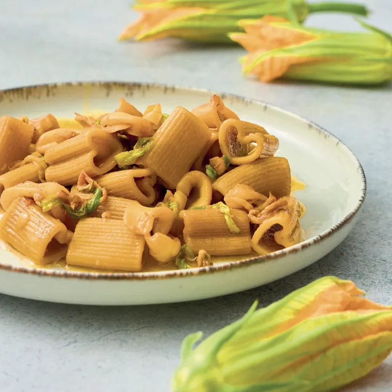 Ricetta Rigacuori Integrali con calamaretti, cipollotto, zafferano e fiori di zucchina - La Molisana