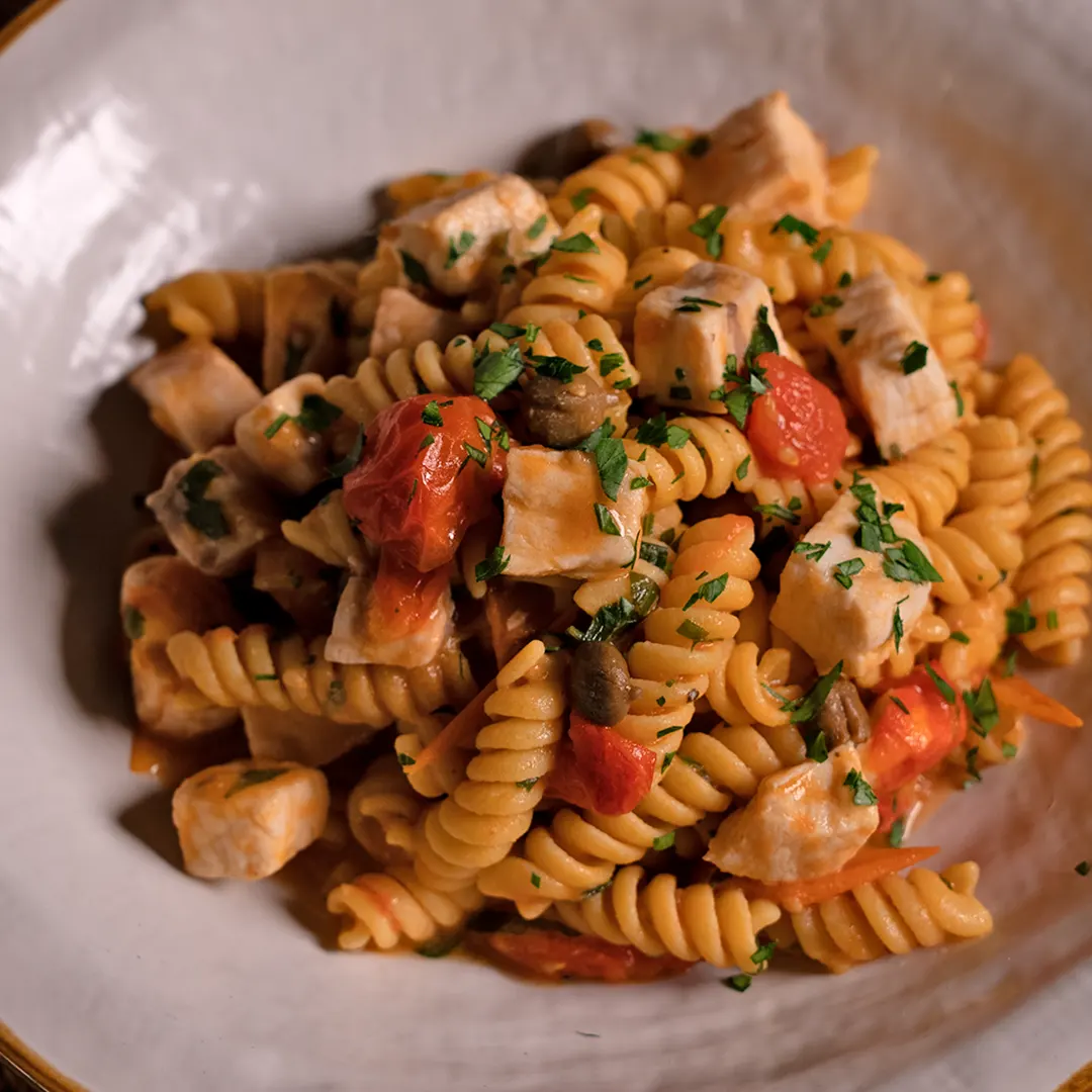 Fusilli con pesce spada, pomodorini rossi, gialli e capperi - Pasta La Molisana