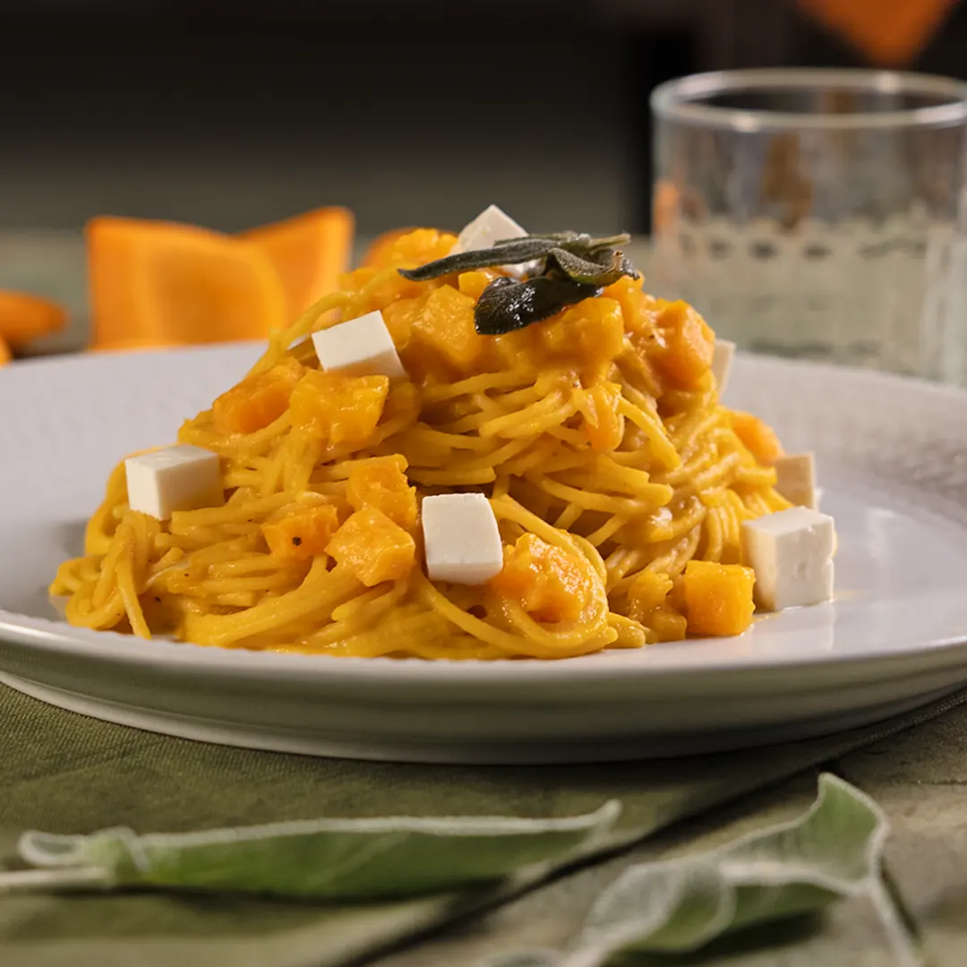 Spaghetti con crema di zucca, primosale e salvia fritta - Pasta La Molisana