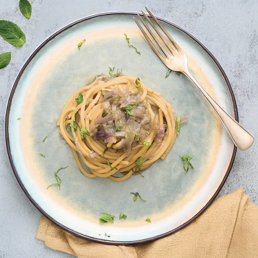 Ricetta Spaghettoni grossi con alici, cipolla di tropea, capperi e menta - La Molisana