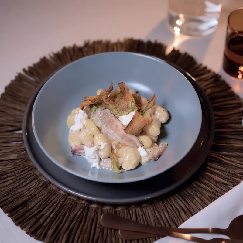 Ricetta Gnocchi di patate con guanciale, fiori di zucchine e burrata - La Molisana