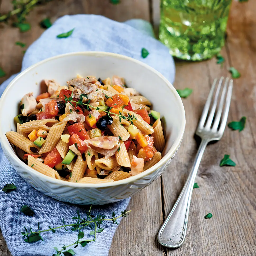 Ricetta Mezze penne rigate integrali con ragù di coniglio, olive nere e rosmarino - La Molisana